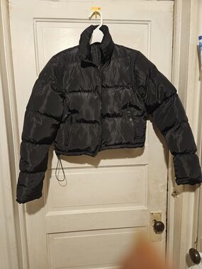 Cropped Puffer Jacket in Black
